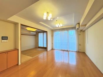 ハイサッシが魅力のリビングダイニング