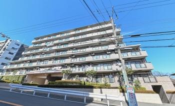 ブラウン系タイル張りの堂々たる現地外観