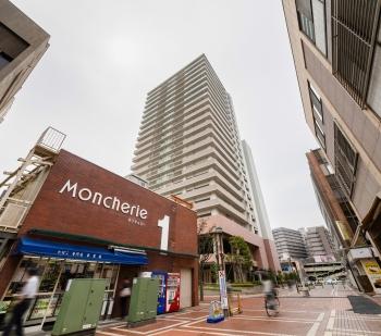 駅前メイン通りに面するシンボリックな外観デザイン