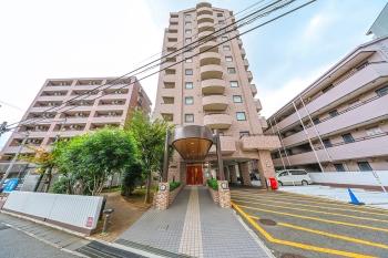 外壁タイル貼りの外観。総戸数56戸のマンション。