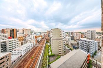 南西側バルコニーからの眺望。夜景も楽しめます。