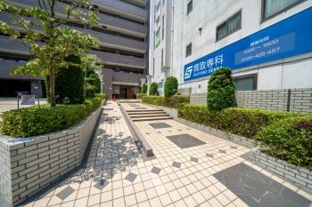 植栽が丁寧に整備されたアプローチ