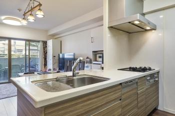 キッチンはお子様がお料理を取りやすいカウンターがフラットなものを採用。