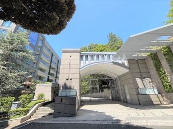 高さ約7mの荘厳なゲート。