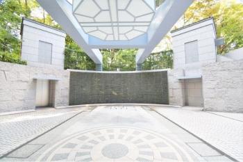 滝が流れるカスケードガーデンにて雨に濡れずにご帰宅いただけます