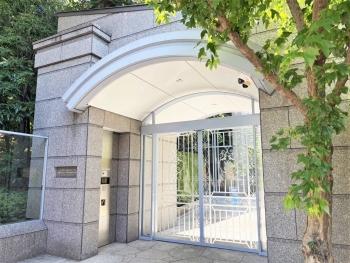 ウェストエントリーゲート：2つのエントランスから出入り可能です