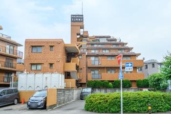 株式会社大京旧分譲。タイル張りのマンション外観。