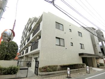 白色のタイル張りの外観です。