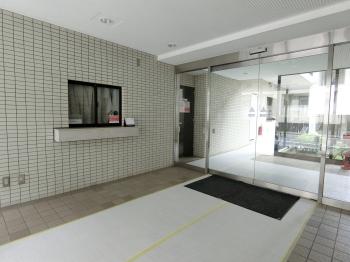 白を基調とした明るいロビーです