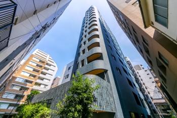 緑のタイルが印象的な現地外観