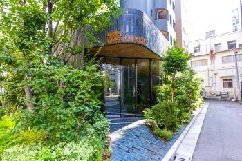 緑豊かな現地エントランス