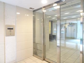 TVモニター付きオートロックのエントランスです。