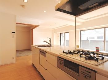 ご家族と会話をしながらお料理可能な対面式システムキッチン