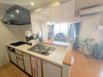 キッチンからダイニングにかけて