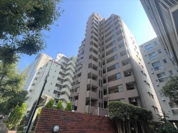 重厚感のあるタイル張りの外観