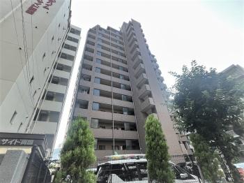 重厚感のあるタイル張りの外観