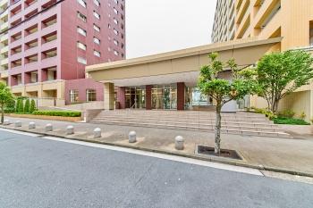 重厚感のあるエントランス