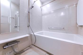 バスルーム／浴室乾燥機・追い焚き機能付。