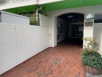 来訪者を迎えるエントランスアプローチ