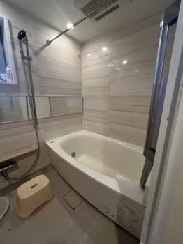 1418サイズの浴室。浴室換気乾燥機付き。