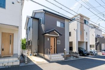 現地　南東側から撮影　駐車スペース1台分確保（車体サイズに制限がございます）