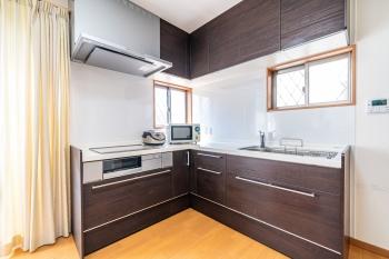 採光が確保でき、明るく風通しの良いL字型のシステムキッチン