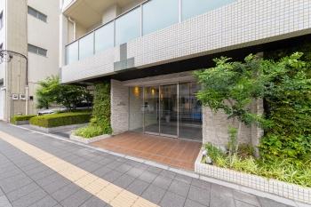 足元の植栽から壁面へ緑が続く緑化エントランス