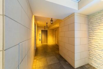 石積み風の壁やヨーロッパタイルなどを採用したエントランス