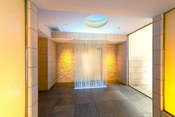 折り上げ天井から漏れる優しい光でホール全体を包みます