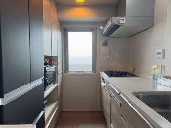 キッチン横に換気窓があるので換気がしやすくなっております。