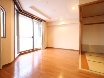 ＬＤ部分は空間に広がりを感じさせる折り上げ天井になっています