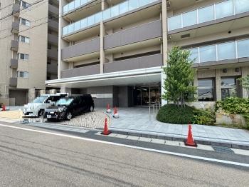 石貼で舗装されたエントランス