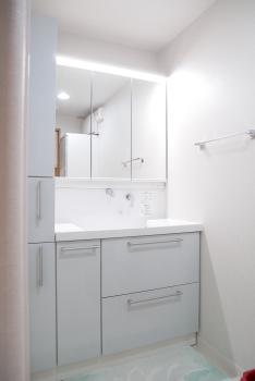 3面鏡付きの洗面化粧台はTOTO製でキレイ除菌水機能がついています