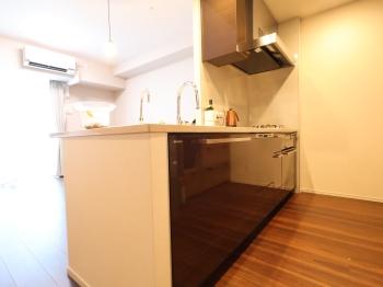 対面式キッチンは効率よく配膳ができるので、家事負担の軽減にも。