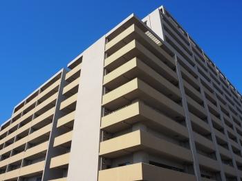 街路樹の萌える緑、ブラウンを基調に配色を施した外観です