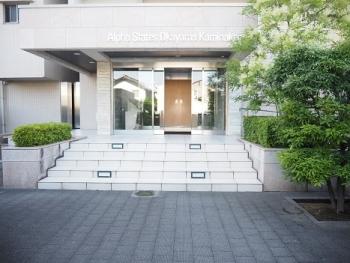 来訪者を迎えるエントランスアプローチ