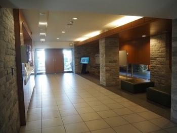 外観のブラウンと統一感を持たせたエントランスホール