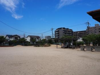 徒歩2分（約160ｍ）の上中野2丁目公園