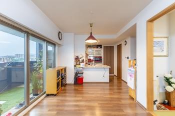 窓には遮熱効果や紫外線をカットする効果のあるウィンドウフィルムが貼られています。