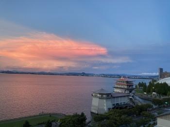 （北東側バルコニーからの眺望）四季折々変わりゆく琵琶湖の景色が毎日を彩ります。