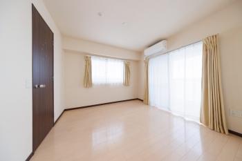 北側、東側に窓がある約7帖の洋室