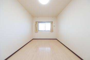 クロゼット収納のついた約5帖の洋室