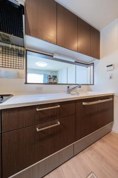 リビングの様子を見ながら家事ができる対面式キッチンです。