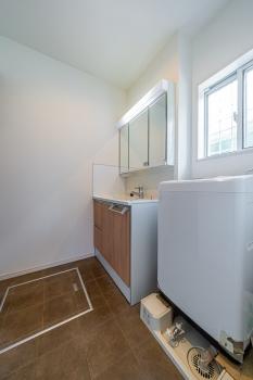 ３面鏡が備わった洗面化粧台です。洗面台下部に収納があります。