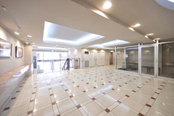 広々としたメインエントランス（ロビー）