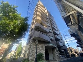 彫の深いタイル貼りシルエットが印象的なファサードのマンション