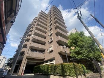 住戸の独立性を高めた戸建感覚の1フロア４邸の独創的な住戸配置