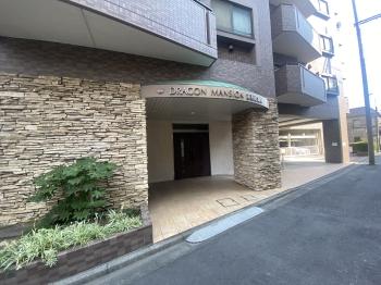 落ち着いた雰囲気のある天然石貼りの玄関アプローチ