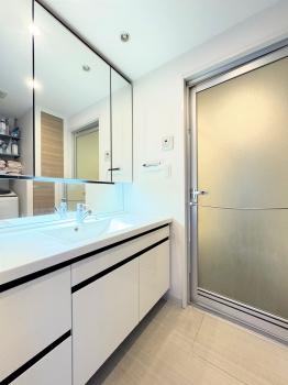 三面鏡裏収納付きの洗面化粧台