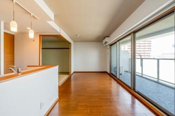 LDK約１４．４帖　床暖房設備あり、乾燥しにくく快適な室温を保てます。